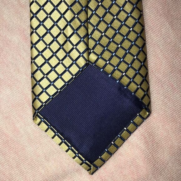 IZOD Stunning Diamond 💯 Silk Gold Navy Blue Tie - Picture 3 of 6